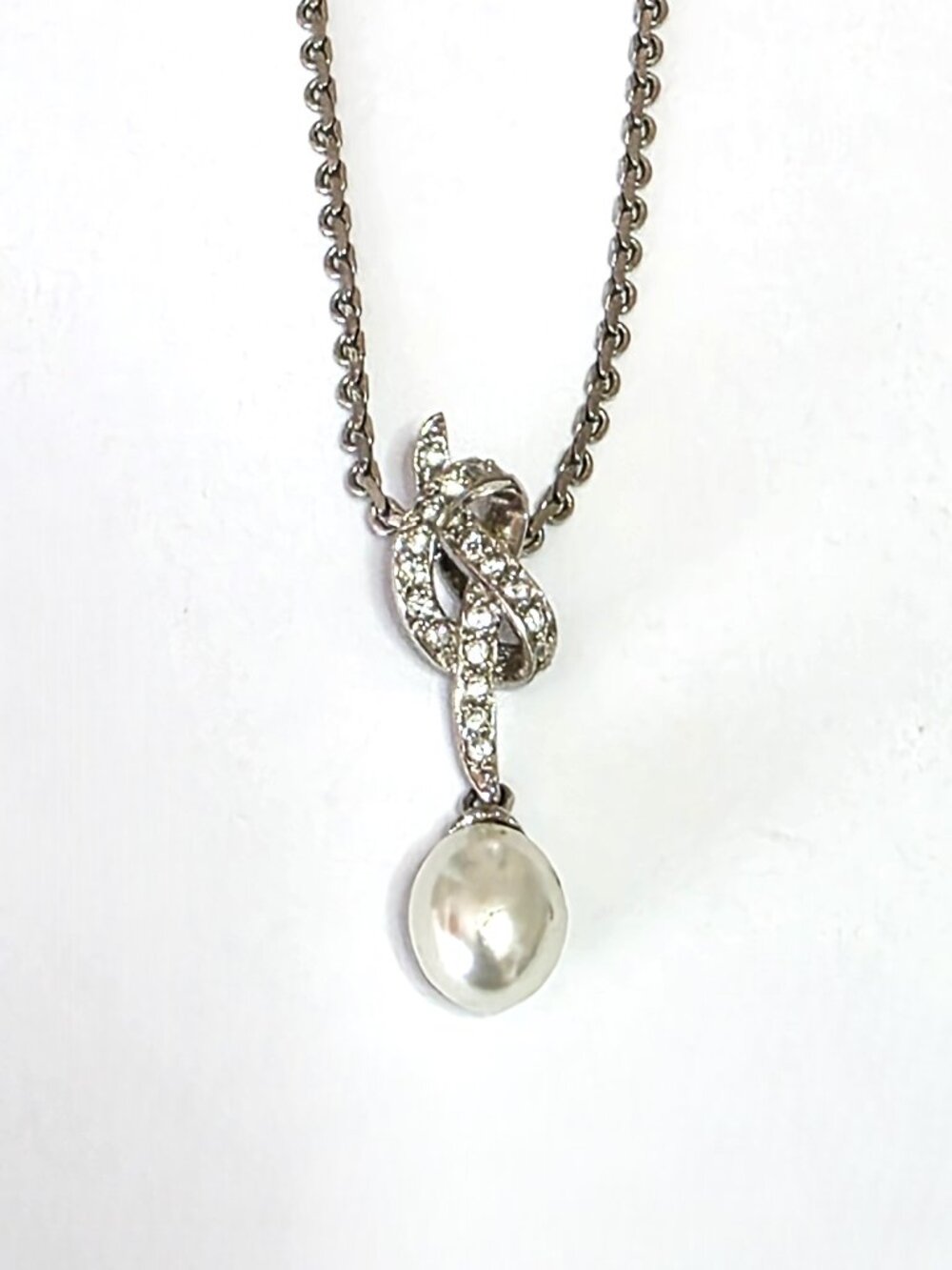 Faux pearl ribbon swirl pendant necklace